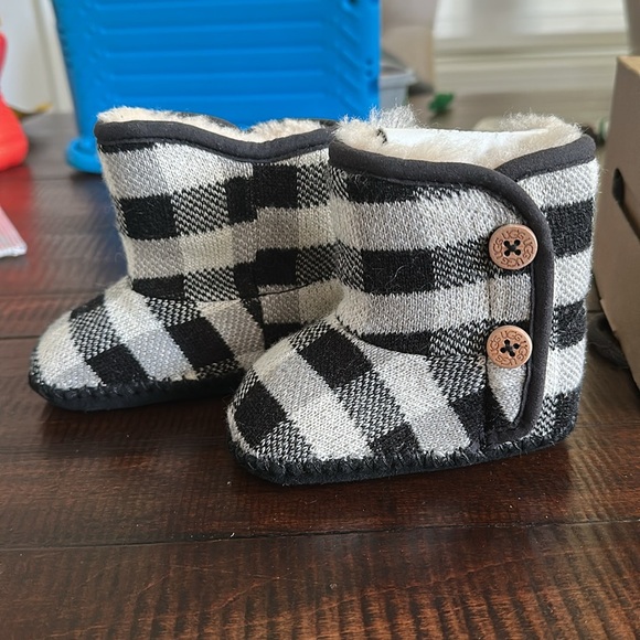 NIB UGG Black and White Kids Boots - Picture 8 of 8